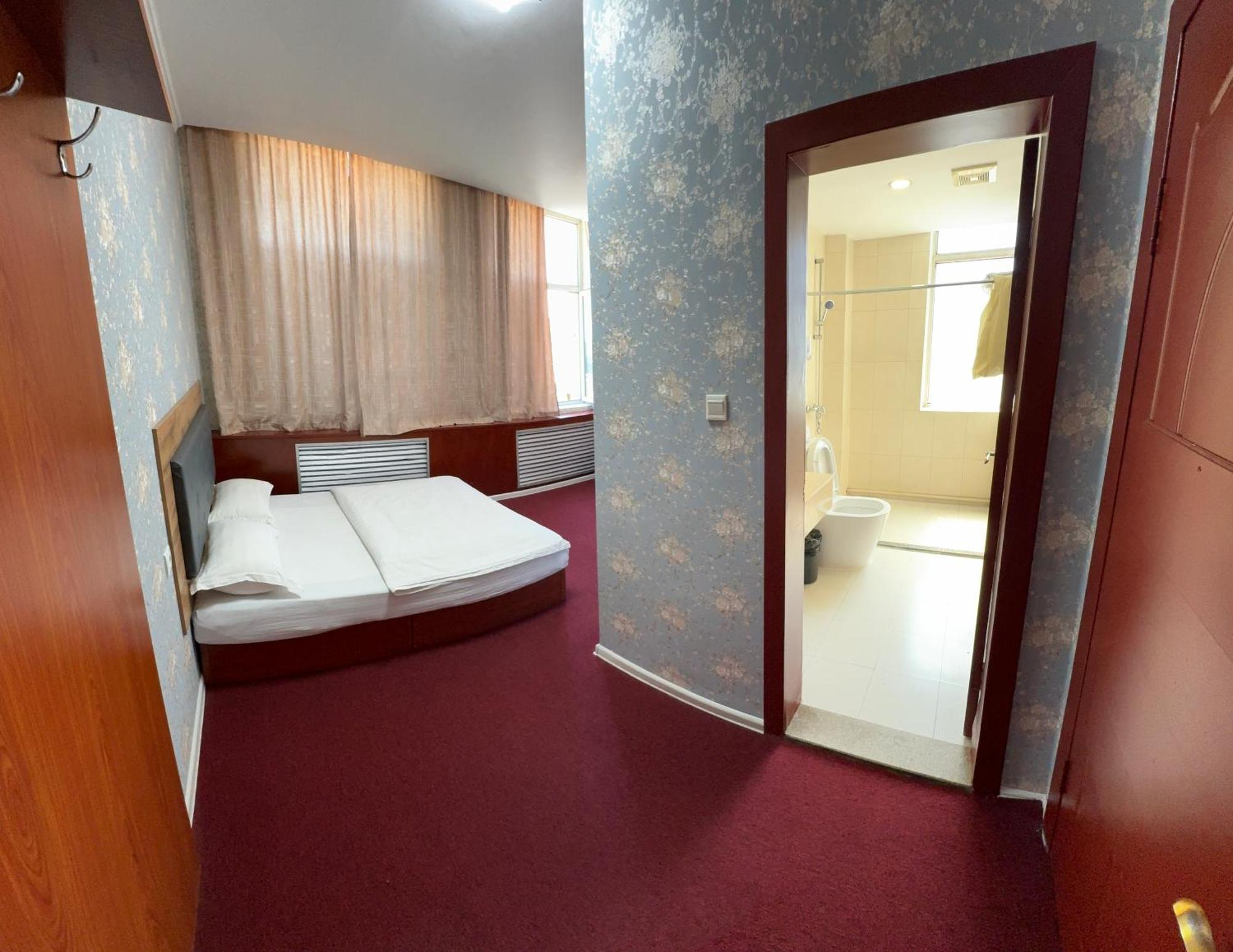 אלמטי Zolotoi Drakon Hotel מראה חיצוני תמונה